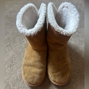 Koolaburra by Ugg Tan Suede Boots with soft Cream Lining size 4